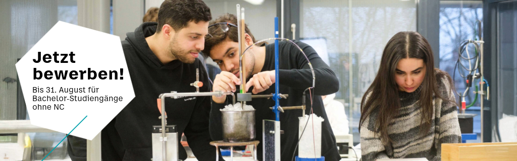 Text: Jetzt bewerben bis 31. August für Bachelorstudiengänge ohne NC, im Hintergrund Studierende im Physik-Labor