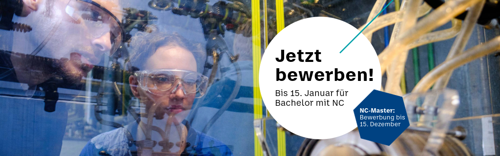 Durch eine Scheibe sind ein Mann und eine Frau mit Schutzbrillen zu erkennen, die auf Schläuche einer verfahrenstechnischen Anlage blicken. Text: Jetzt bewerben! Bis 15. Januar für Bachelor mit NC