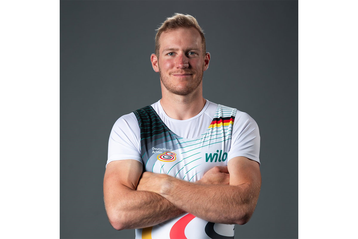 Mattes Schönherr im Deutschland-Trikot vor grauem Hintergrund.