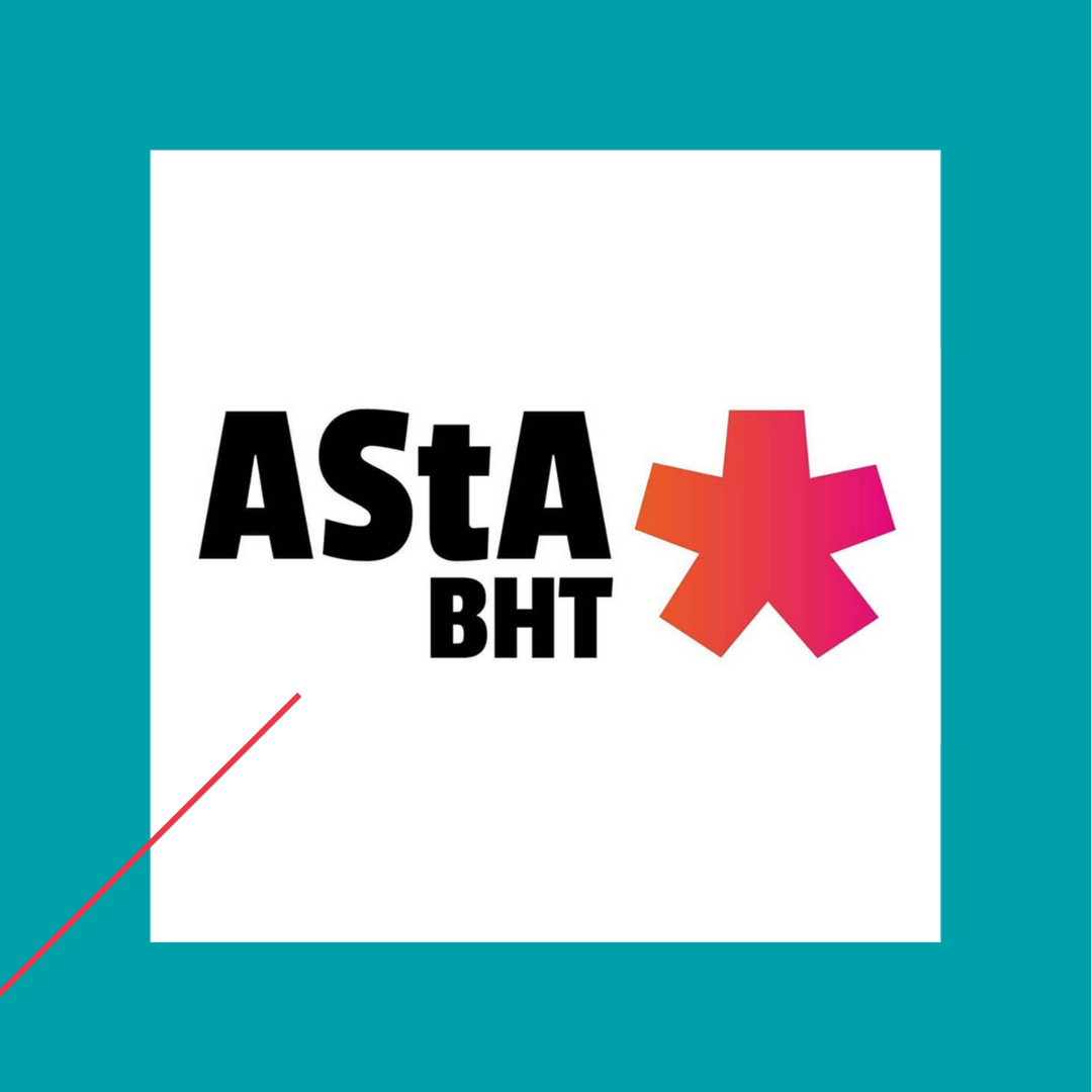 Weißes Quadrat auf türkis, darauf Logo AStA BHT