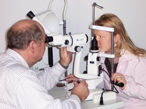 Unerlässlich für sicheres und gesundes Contactlinsen-Tragen: Biomedizinische Untersuchung des Auges