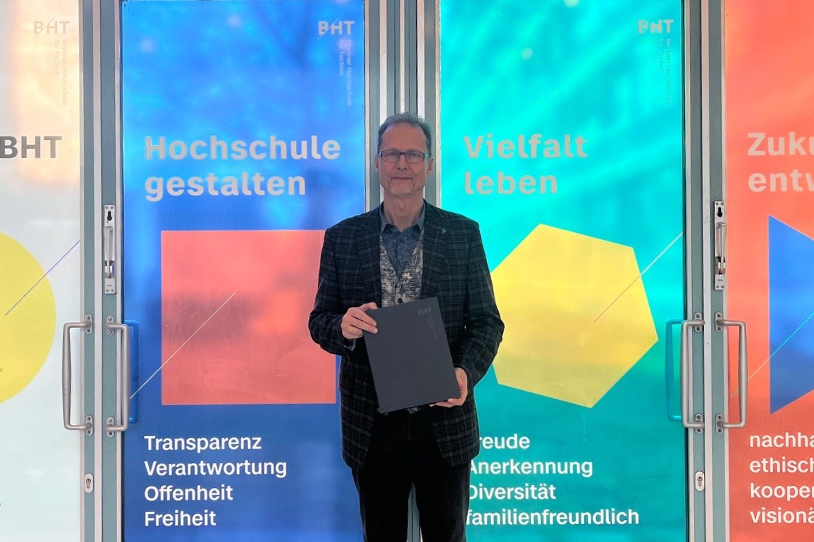 Prof. Kay-Uwe Kasch mit Urkunde