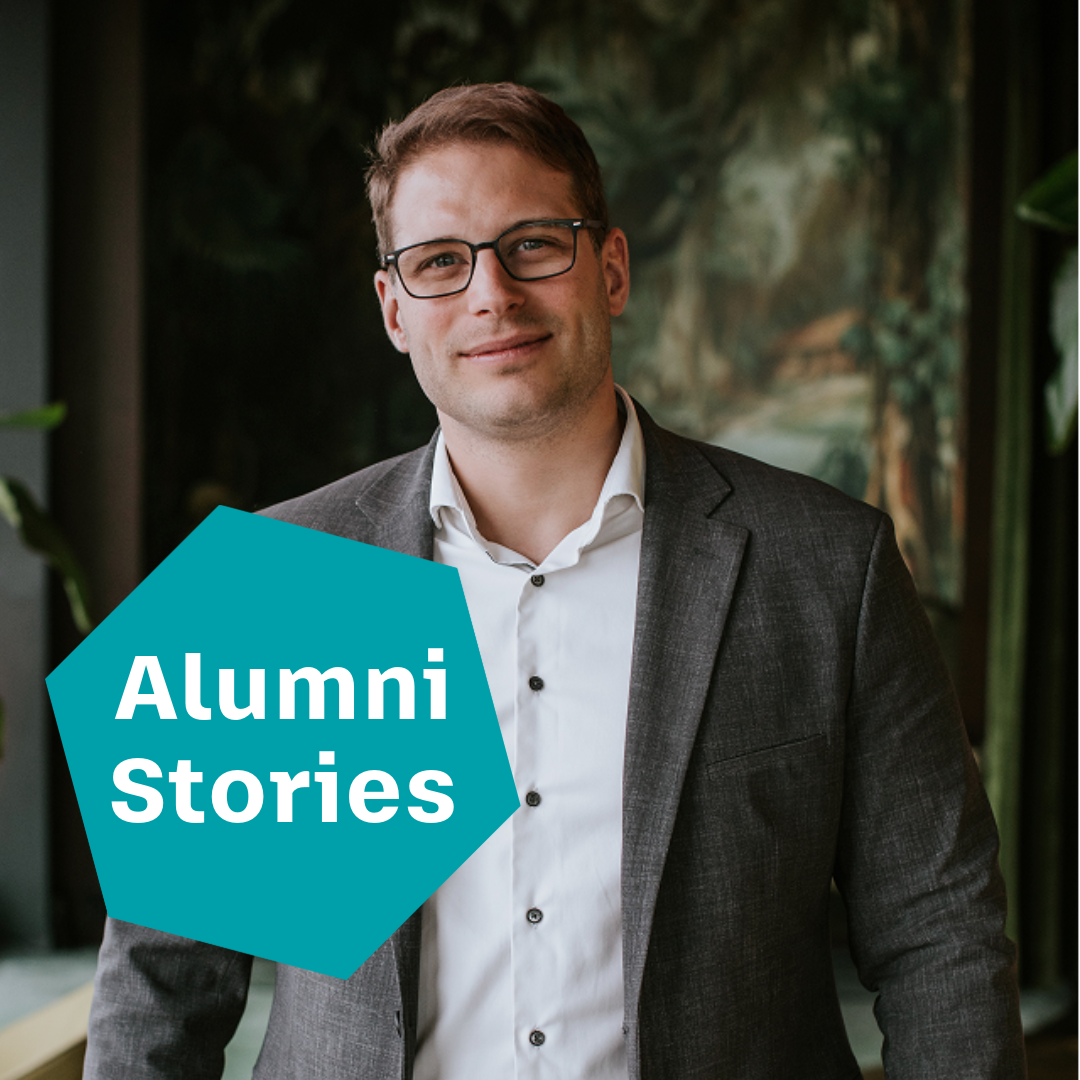 Mann mit Brille und Businessanzug