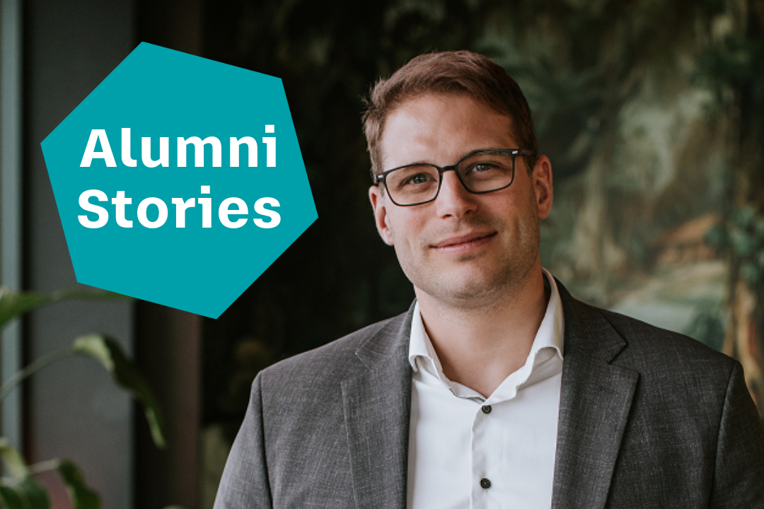 Mann mit Anzug und Brille