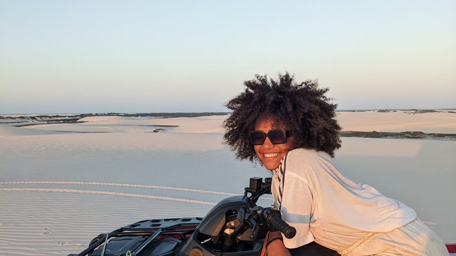 Frau auf Quad in der Wüste