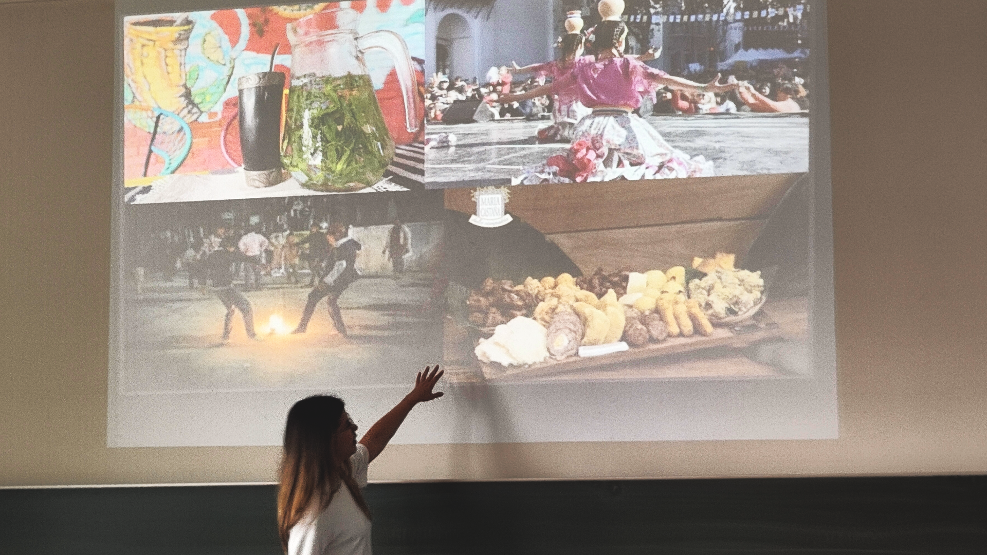 Frau zeigt auf eine Projektion mit Bildern von Eindrücken einer Reise