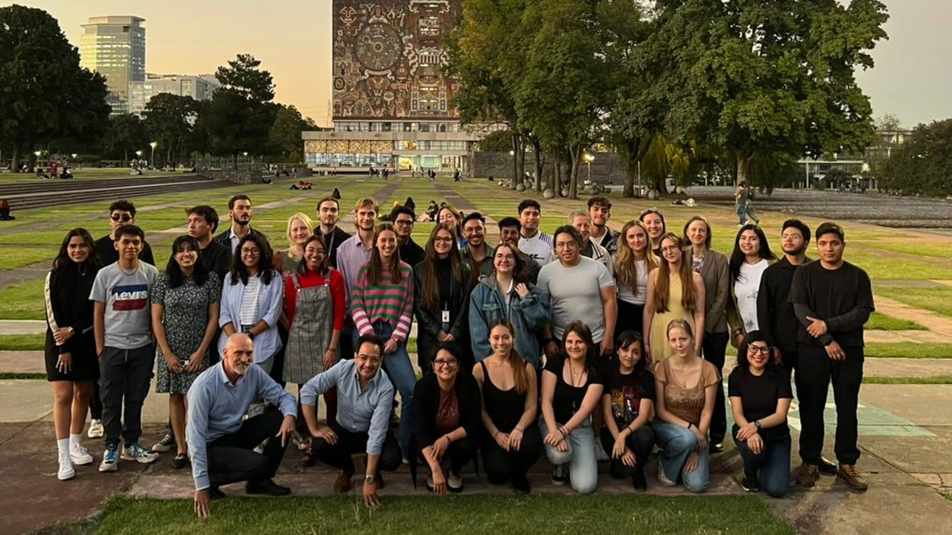 Eine Gruppe von Menschen posiert auf einem Campus