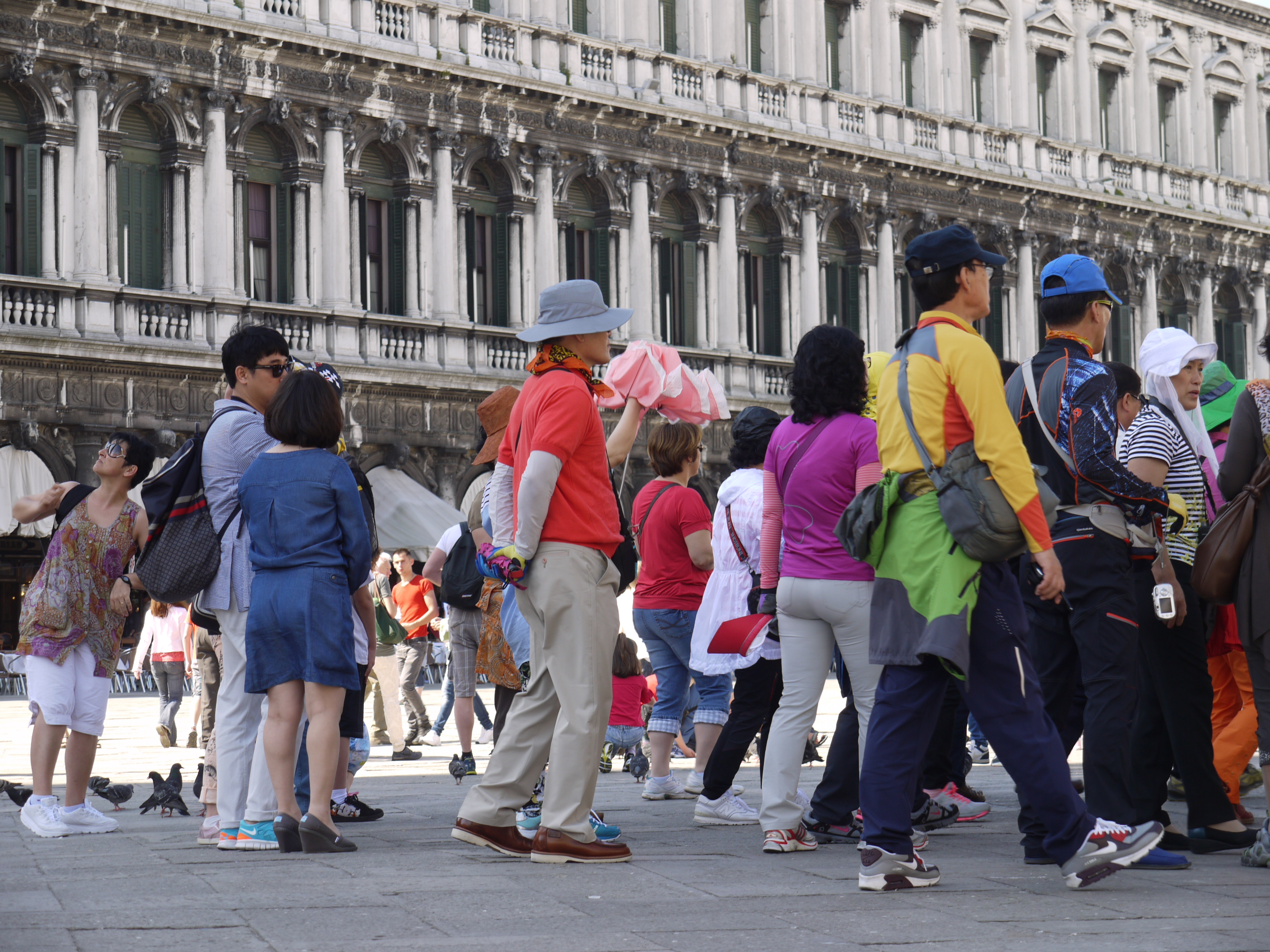 Menschen stehen Schlange vor Gebäude auf Markusplatz in Venedig