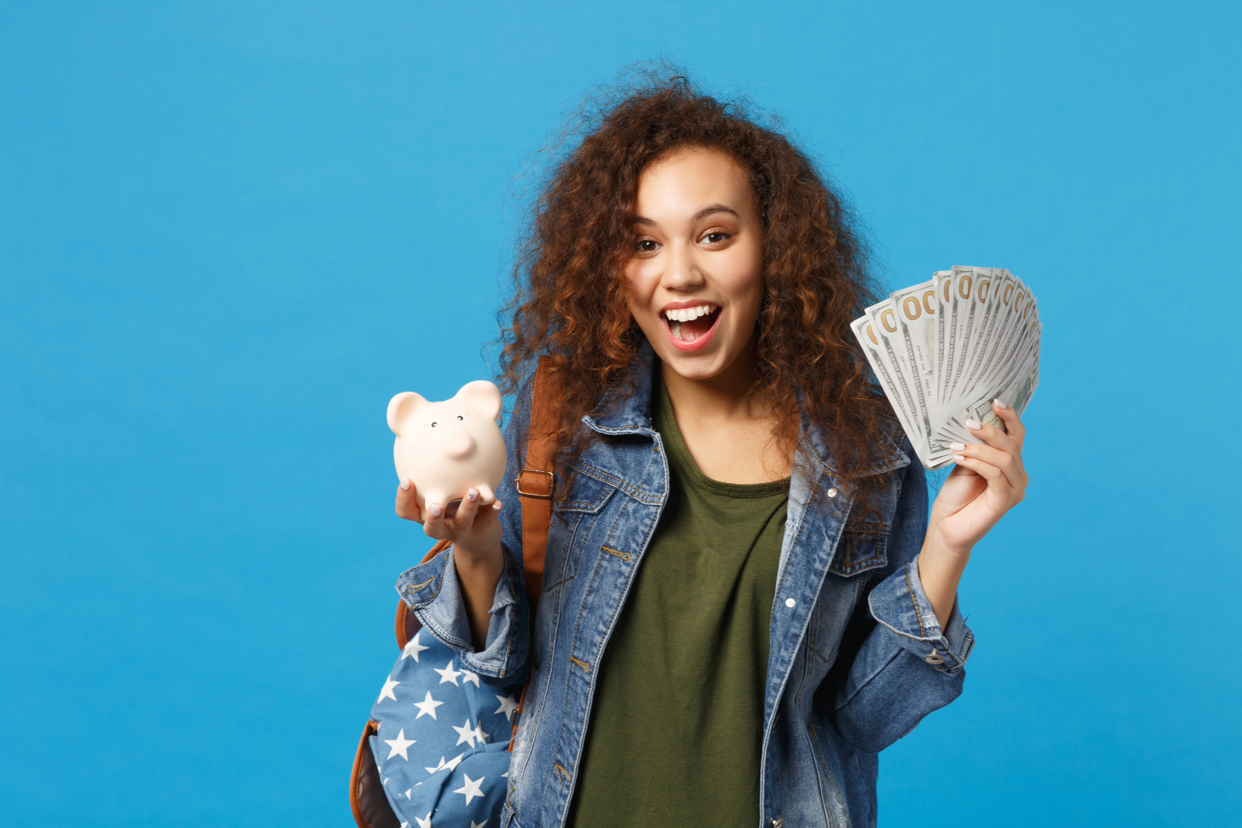 Frau mit Sparschwein in der einen und Geldscheinen in der anderen Hand