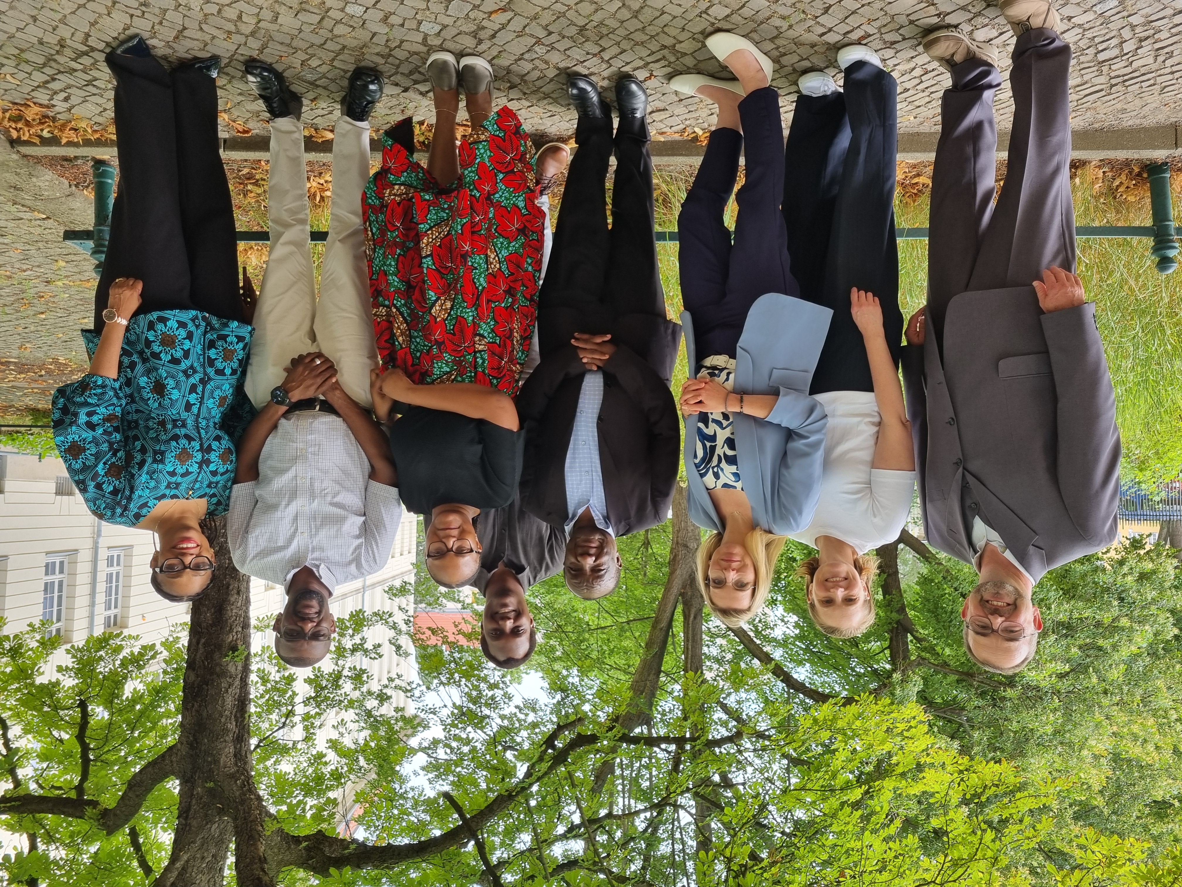 Gruppenfoto unter einem Baum