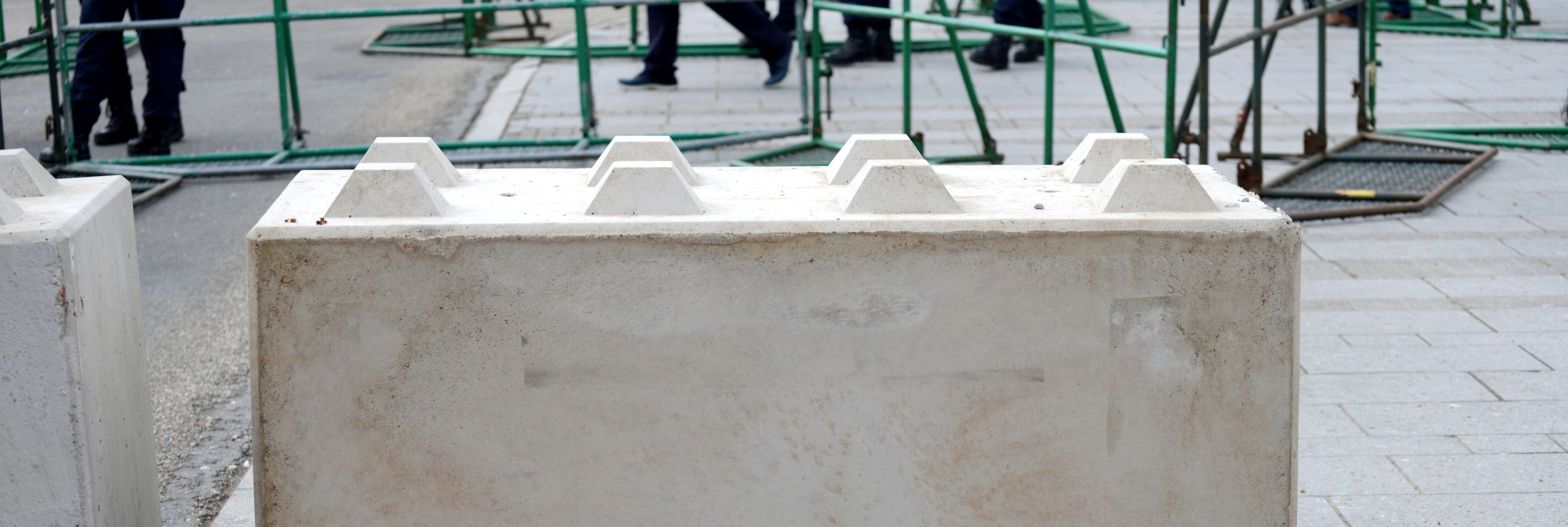 Betonklotz auf einem Platz