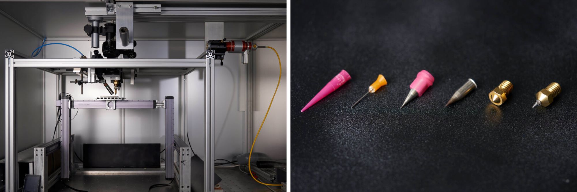Zwei Fotos: Links: Eine Maschine ist an der Decke montiert. Sie verfügt über eine Düse, die auf ein Trägermaterial gerichtet ist. Links und rechts sind ein blaues und ein gelbes Kabel zu sehen. Rechts: Sechs kleine Düsen in unterschiedlicher Länge und Dicke.