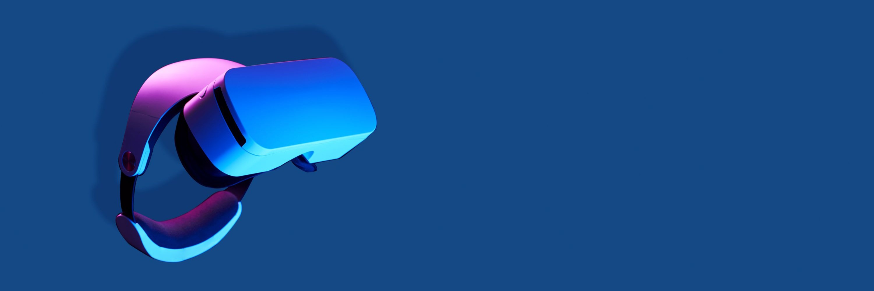 VR-Headset vor blauem Hintergrund