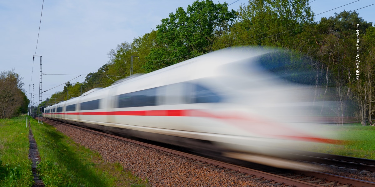 ICE-Zug, der mit hoher Geschwindigkeit fährt.