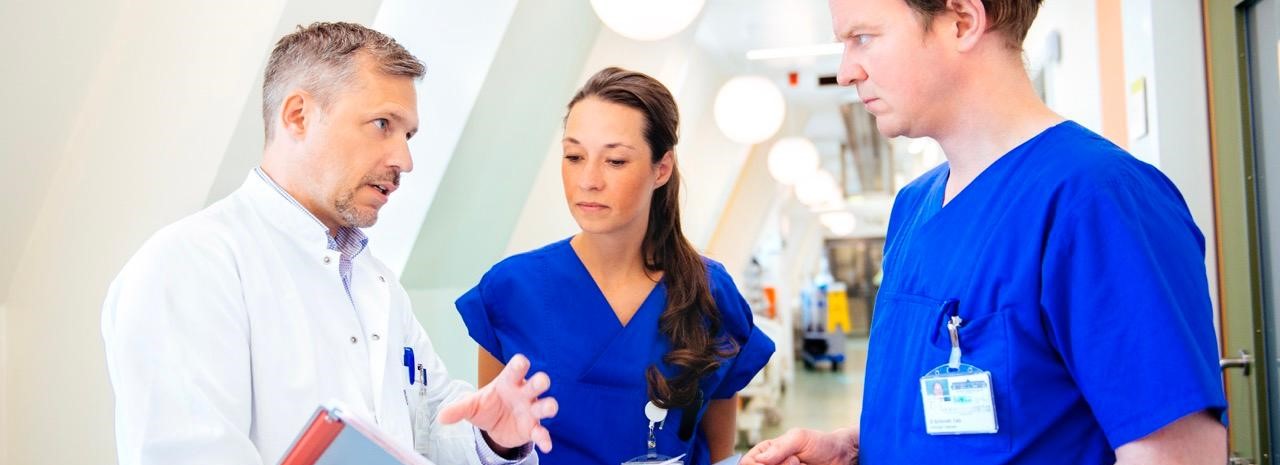 Physician Assitants bei Besprechung mit Arzt