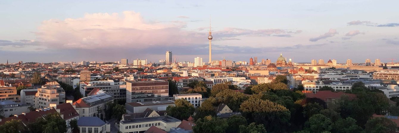 Blick über Berlin mit Fernsehturm im Abendlicht