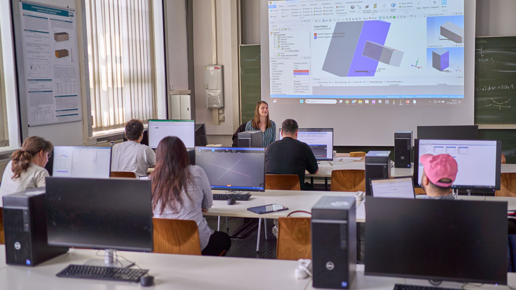 Dozentin mit Studenten im Unterricht