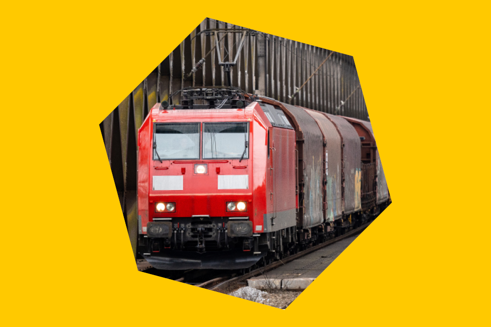 Ein Güterzug im Einsatz für den umweltfreundlichen Warentransport.