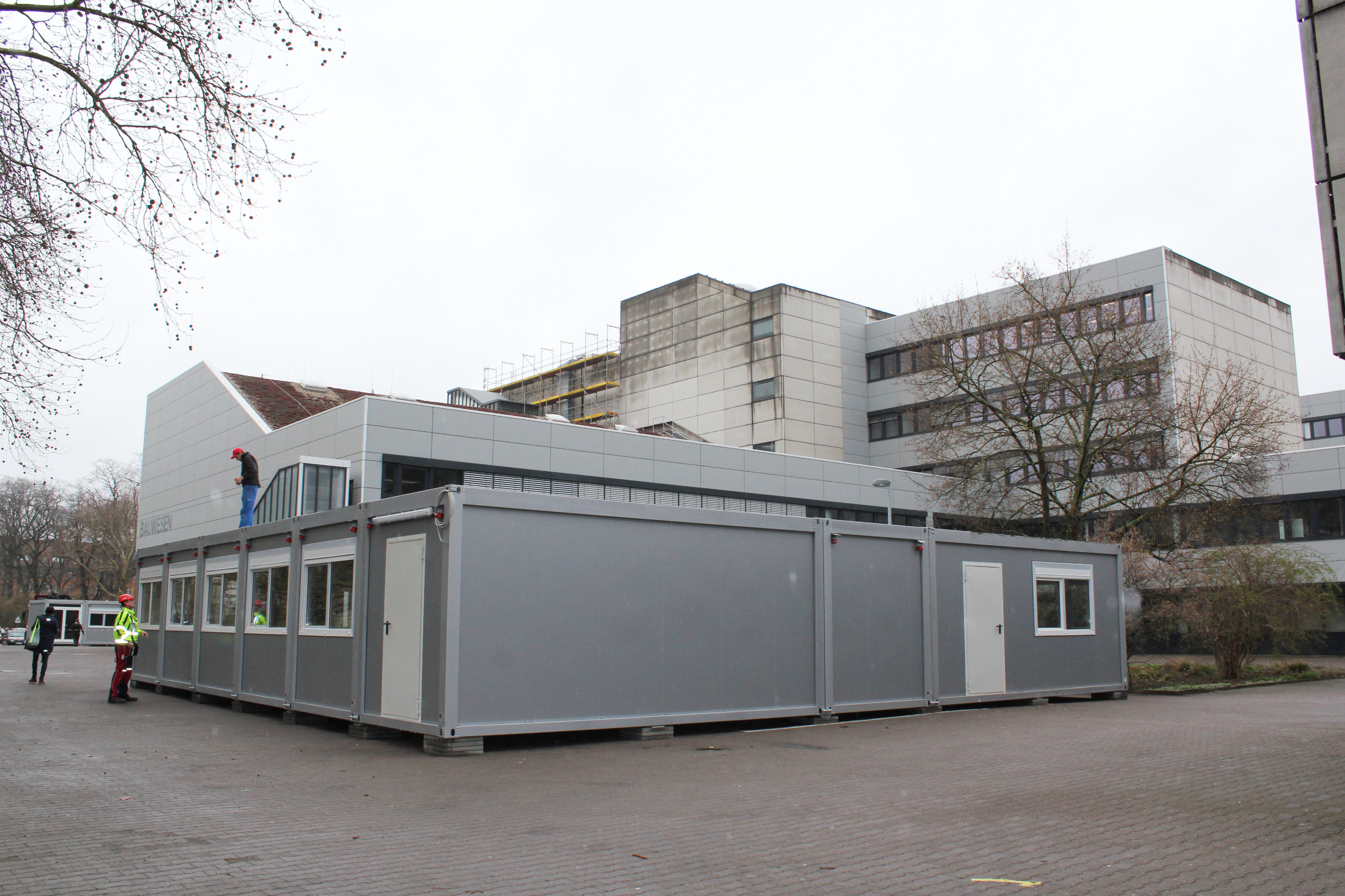 Raumcontainer vor Haus Bauwesen