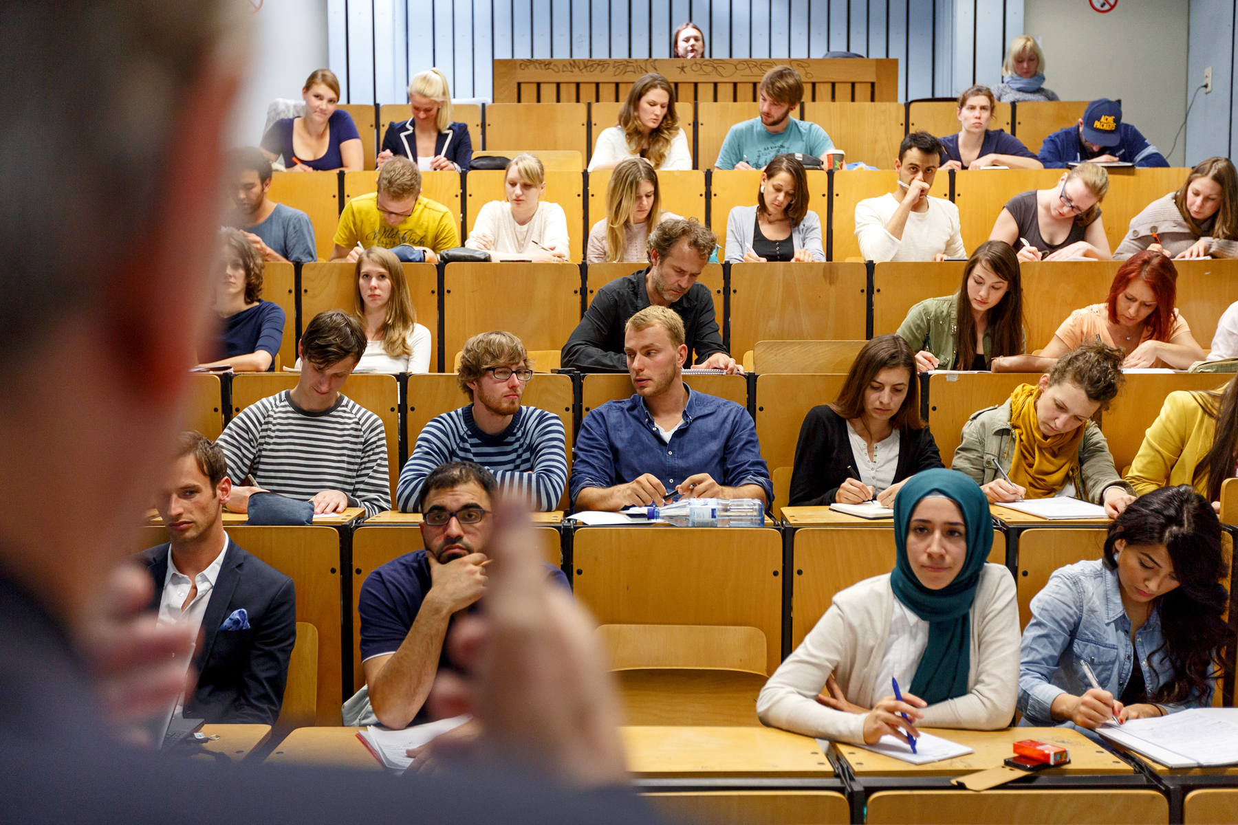 Prof. mit Studierenden im Hörsaal