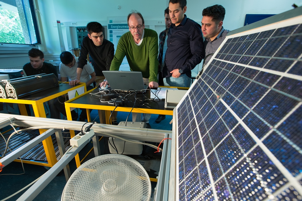 Praxisarbeit im Labor für Elektrotechnik (Foto: Fesseler)