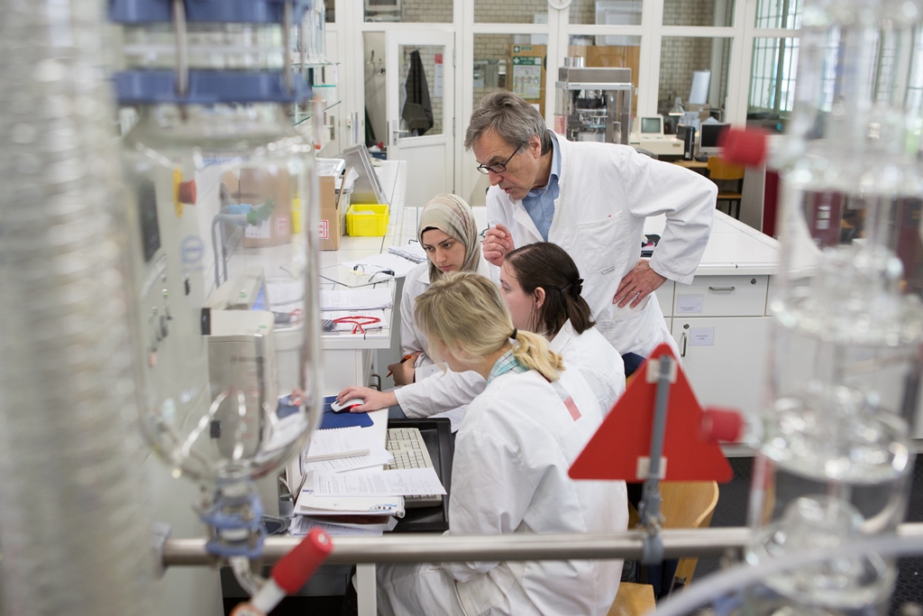 Gute Betreuung und Praxisnähe gibt es z.B. im Studiengang Pharma- und Chemietechnik und Verfahrenstechnik (Fotos: Fesseler)