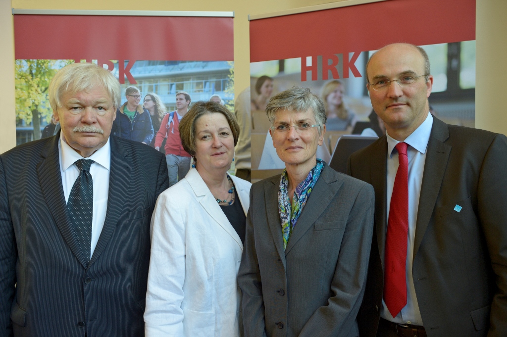 Präsident Horst Hippler, Vizepräsidentinnen Monika Gross und Johanna Weber, Vizepräsident Ulrich Rüdiger (Foto: HRK/Bernd Wannenmacher)