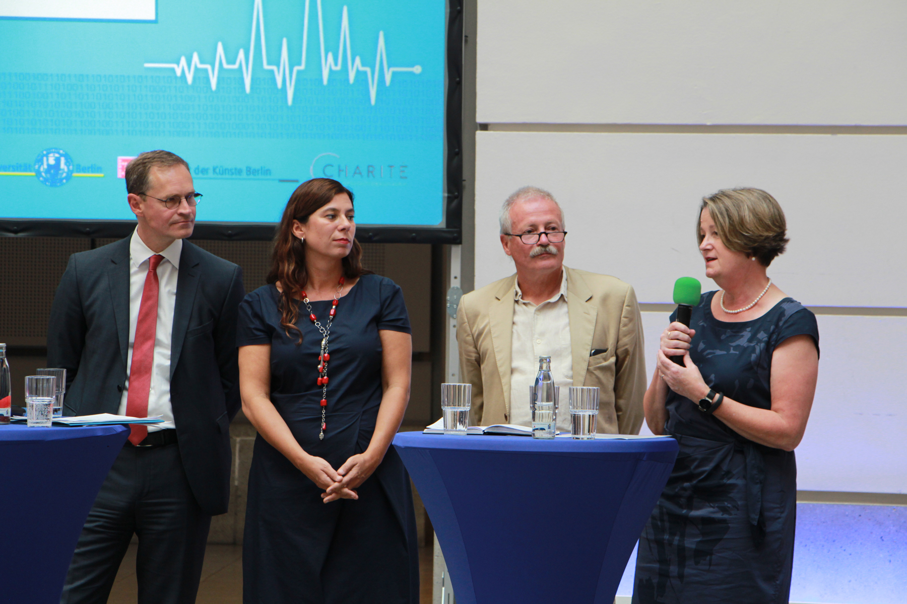 Der Regierende Bürgermeister von Berlin Michael Müller, Sandra Scheeres, Senatorin für Jugend, Bildung und Wissenschaft, Prof. Martin Rennert, Präsident der UdK Berlin und Beuth-Präsidentin Prof. Dr. Monika Gross bei der Pressekonferenz (Foto: Jansen)