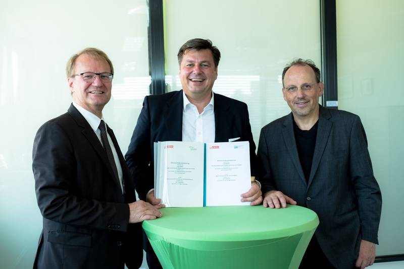 HTW-Präsident Prof. Dr. Klaus Semlinger, Senator Dr. Andreas Geisel und der 1. Vizepräsident der Beuth Hochschule, Prof. Dr. Hans Gerber präsentieren die unterzeichnete Klimaschutzvereinbarung. (Foto: Martin Gasch)