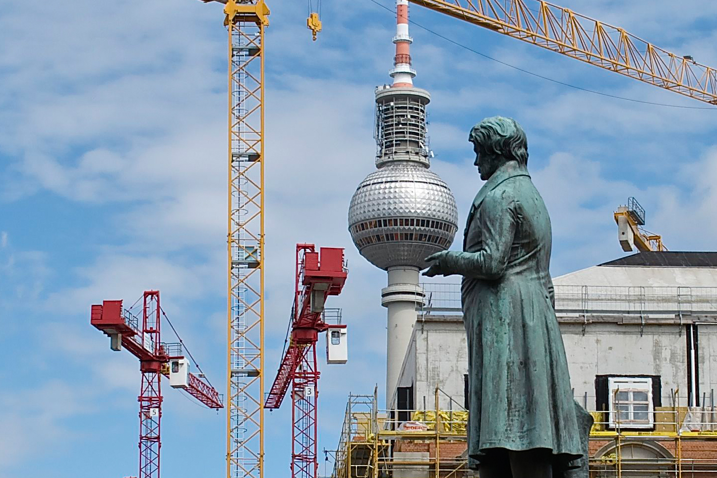 C.P.W. Beuth-Standbild vor Bauakademie mit Fernsehturm (Foto: @berlinerpost)