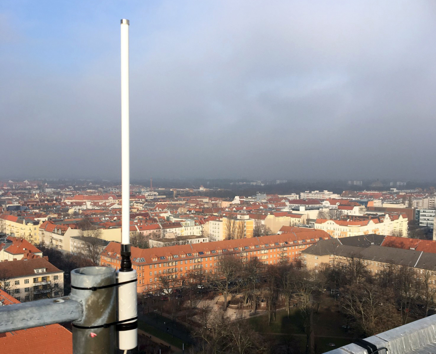 Teil eines wachsenden Netzwerkes: Das LoRaWAN-Gateway auf dem Dach des Hauses Grashof (Foto: Mulzer)