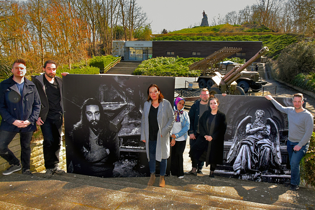 Prof. Dr. Susanne Junker (Bildmitte), Tino Brüllke (rechts) und Architekturstudierende zeigen Open-Air-Fotografien ©Johann Müller