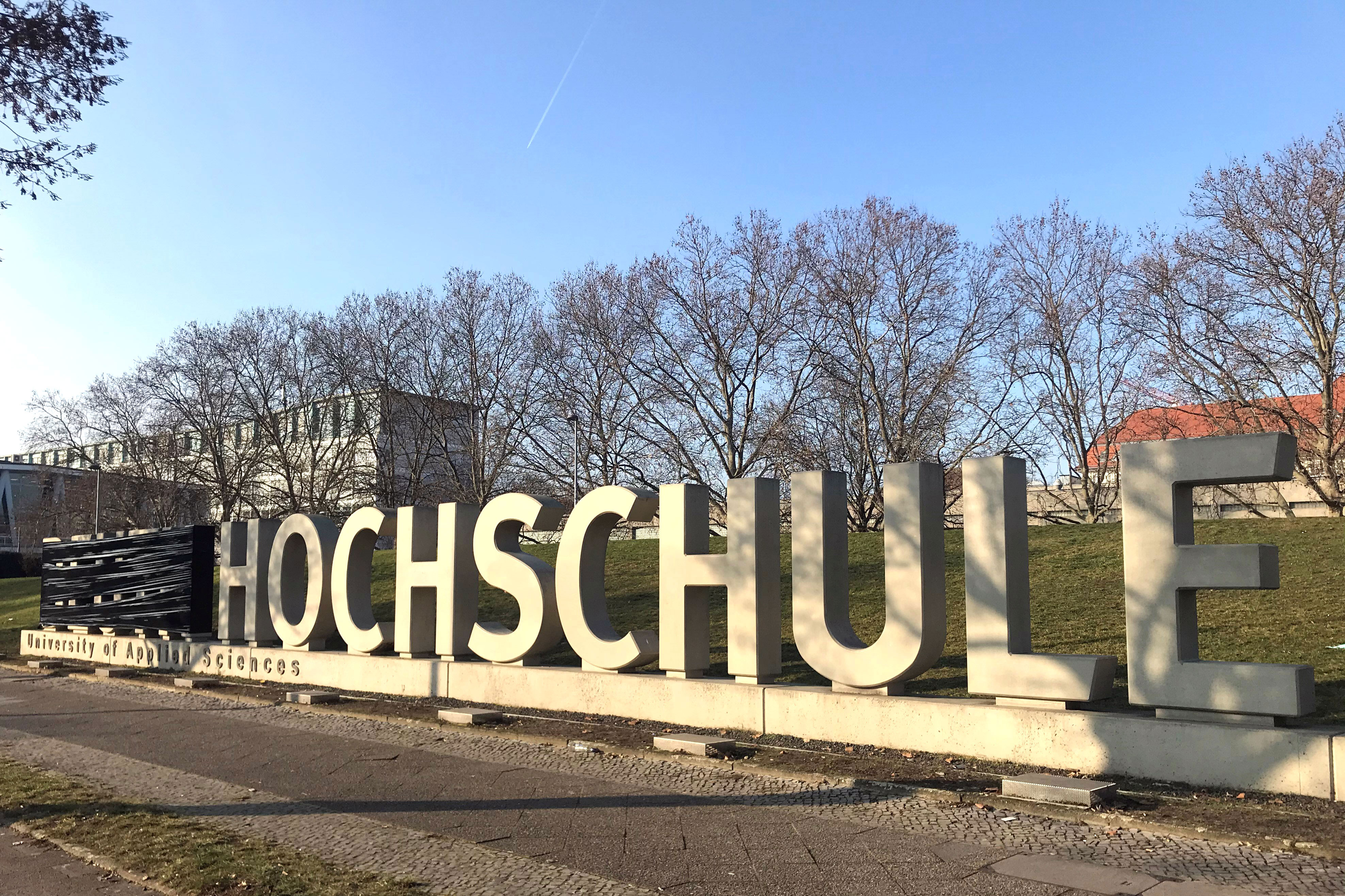 Betonbuchstaben auf dem Campus der Hochschule, Name "Beuth" verhüllt