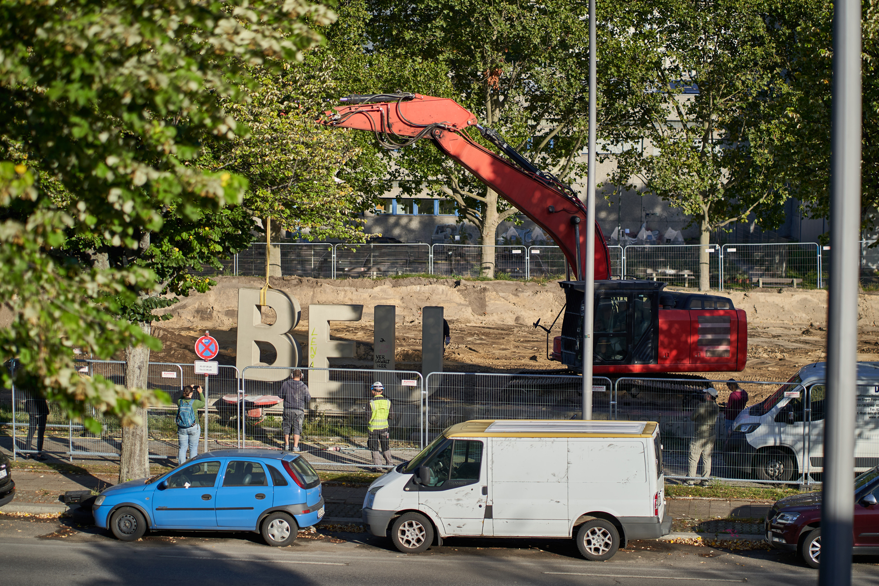 Beton Schriftzug der Beuth Hochschule wird demontiert, Buchstabe B wird von Bagger angehoben