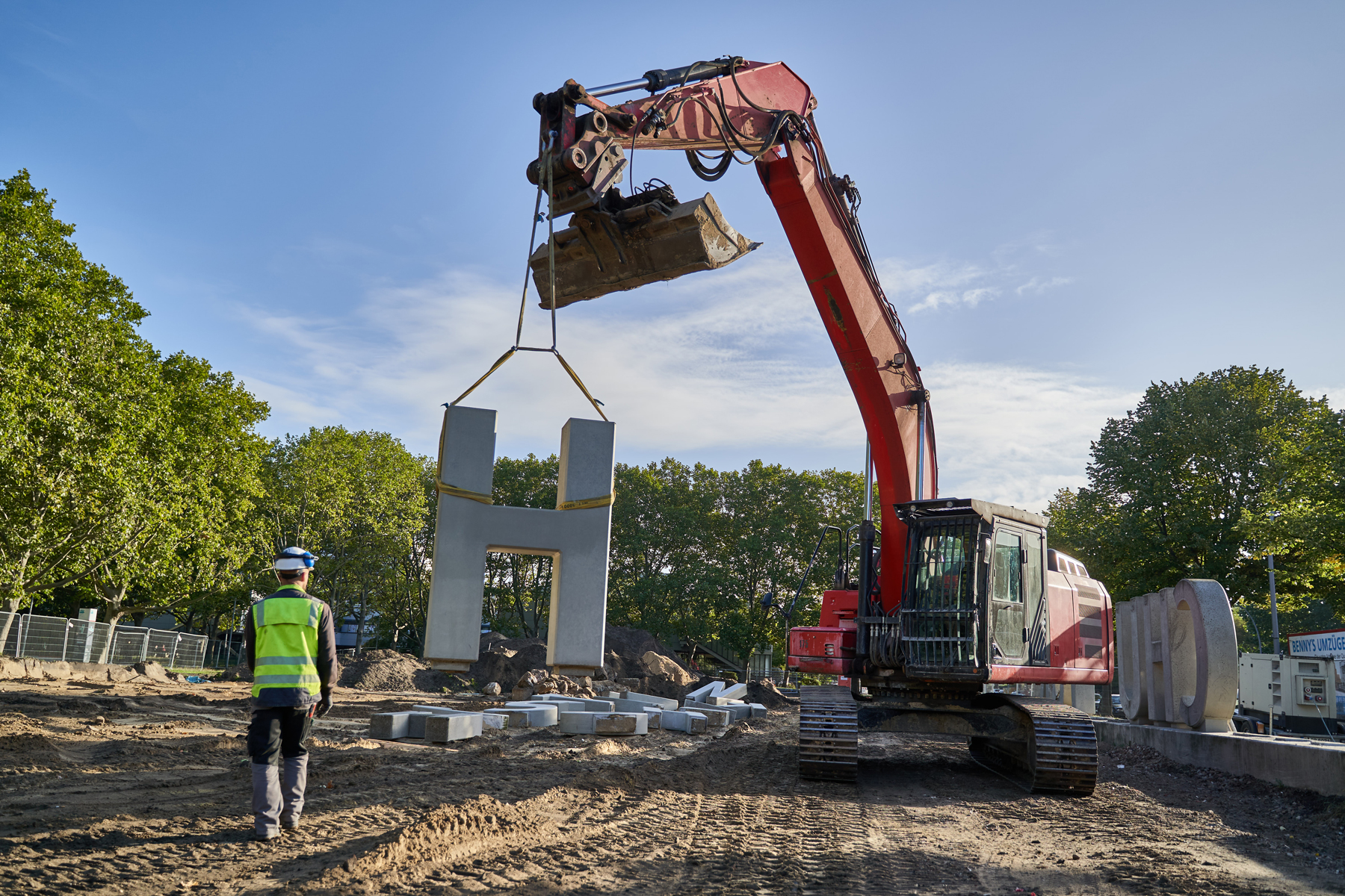 Beton Schriftzug der Beuth Hochschule wird demontiert, Buchstabe H wird von Bagger angehoben