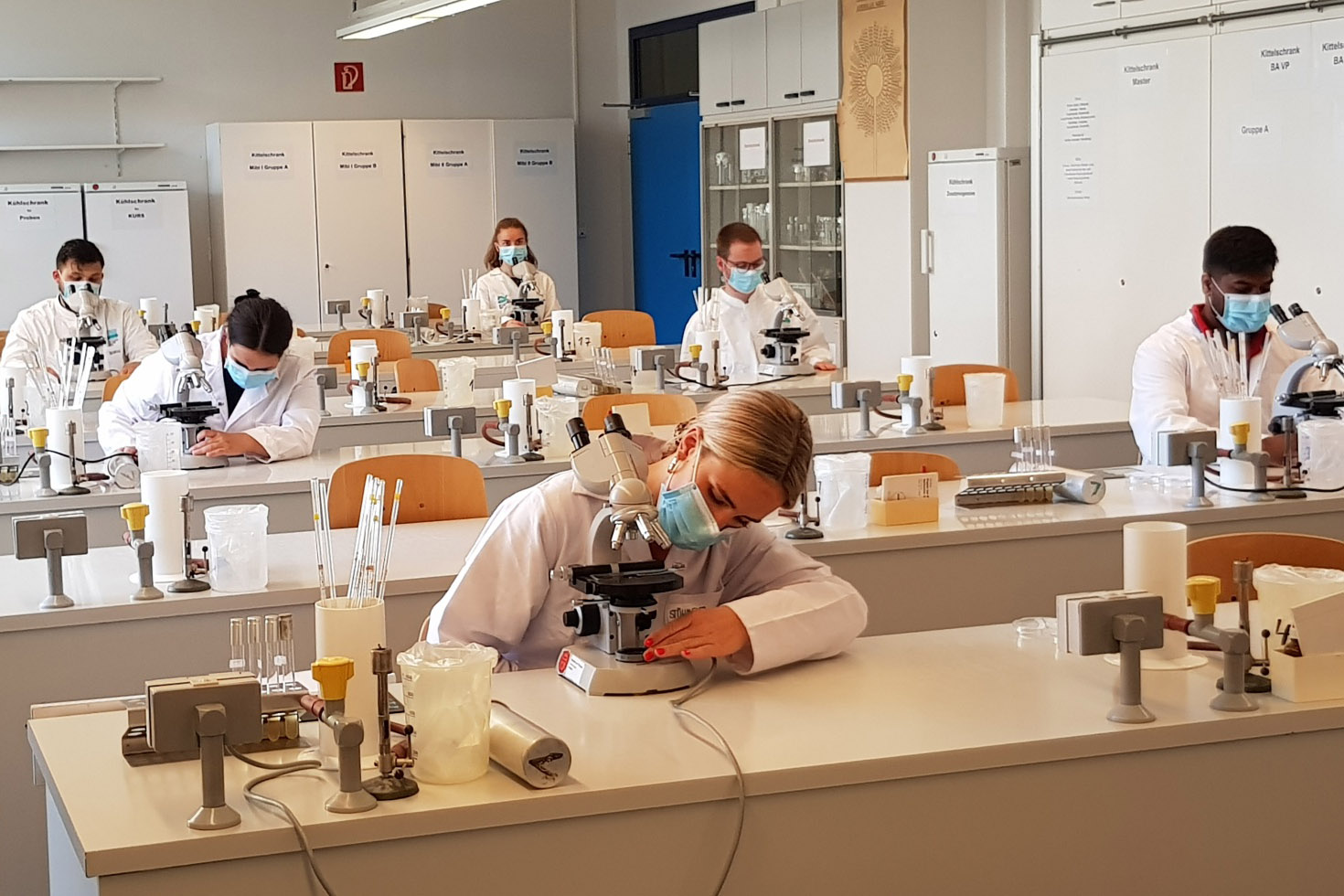 Studierende der Lebensmitteltechnologie mit Maske im Labor