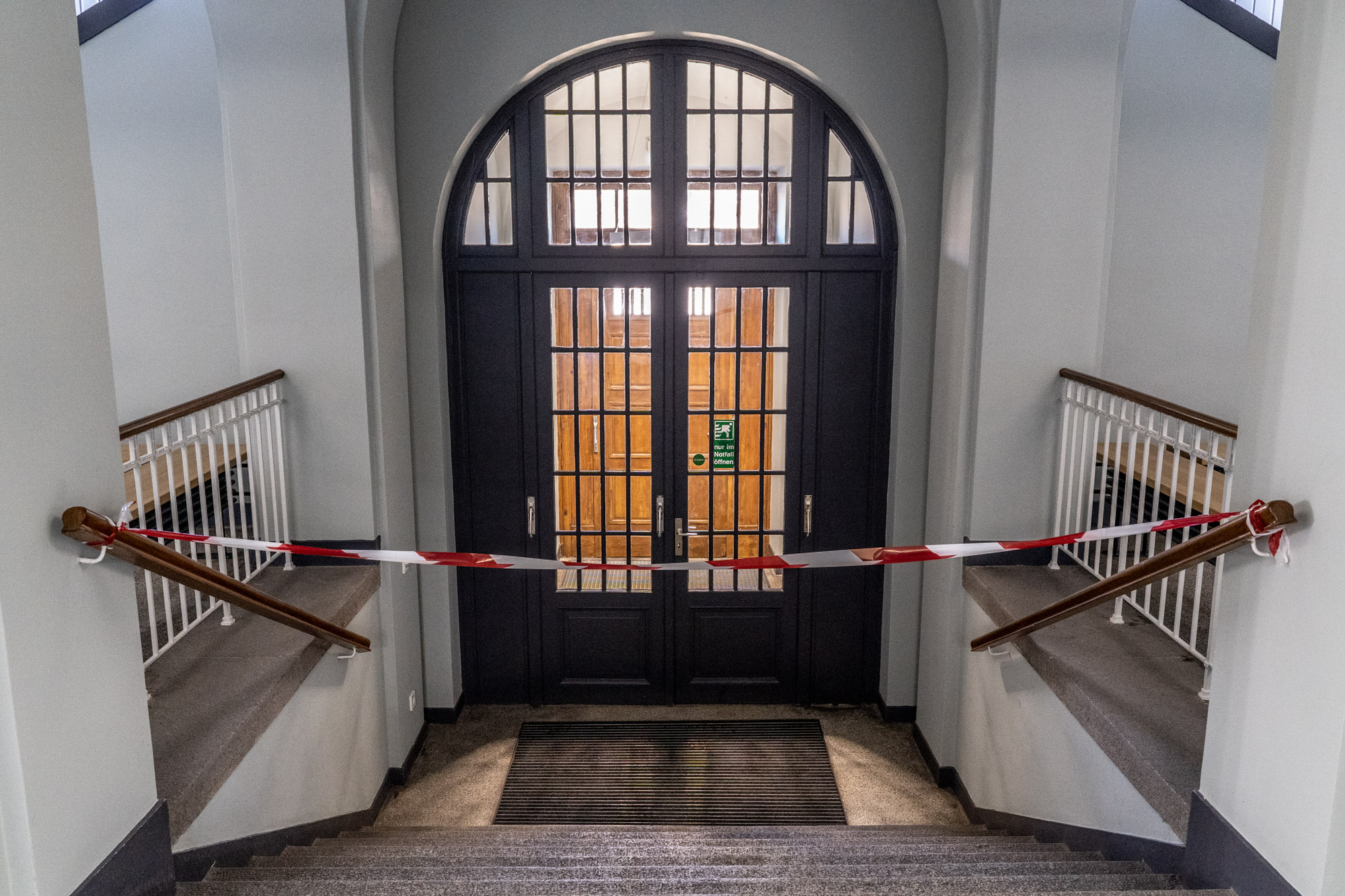 Abgesperrter Eingang im Haus Beuth auf dem Campus der Hochschule