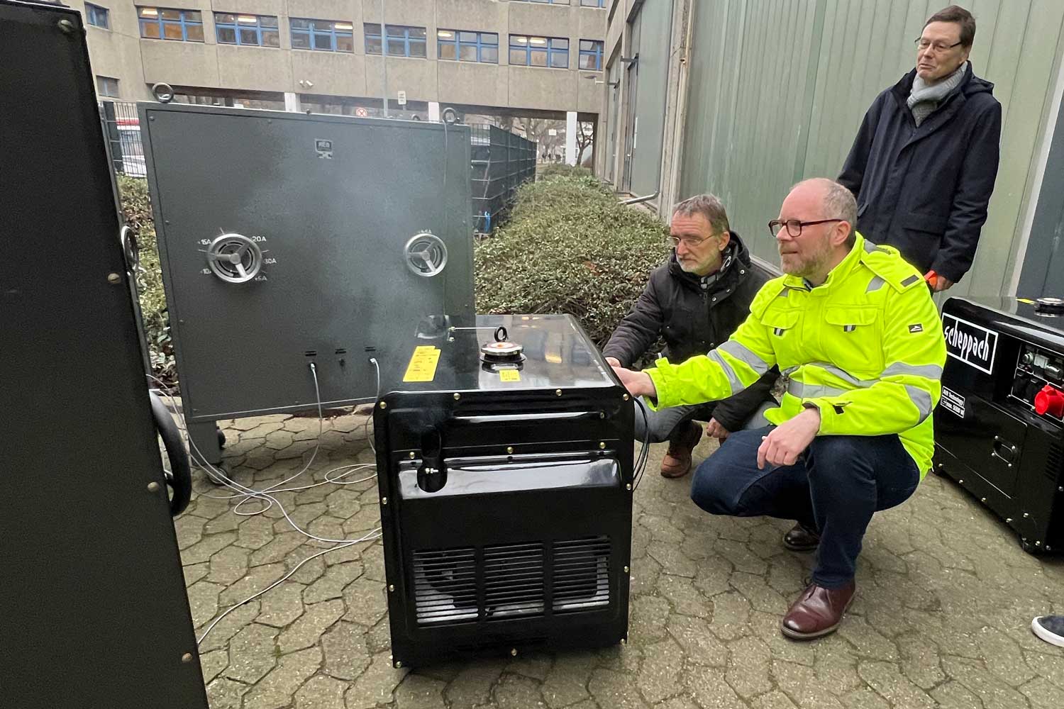 Test eines Generators: Wolf Gero Eggers (gelbe Weste) auf dem BHT-Campus 