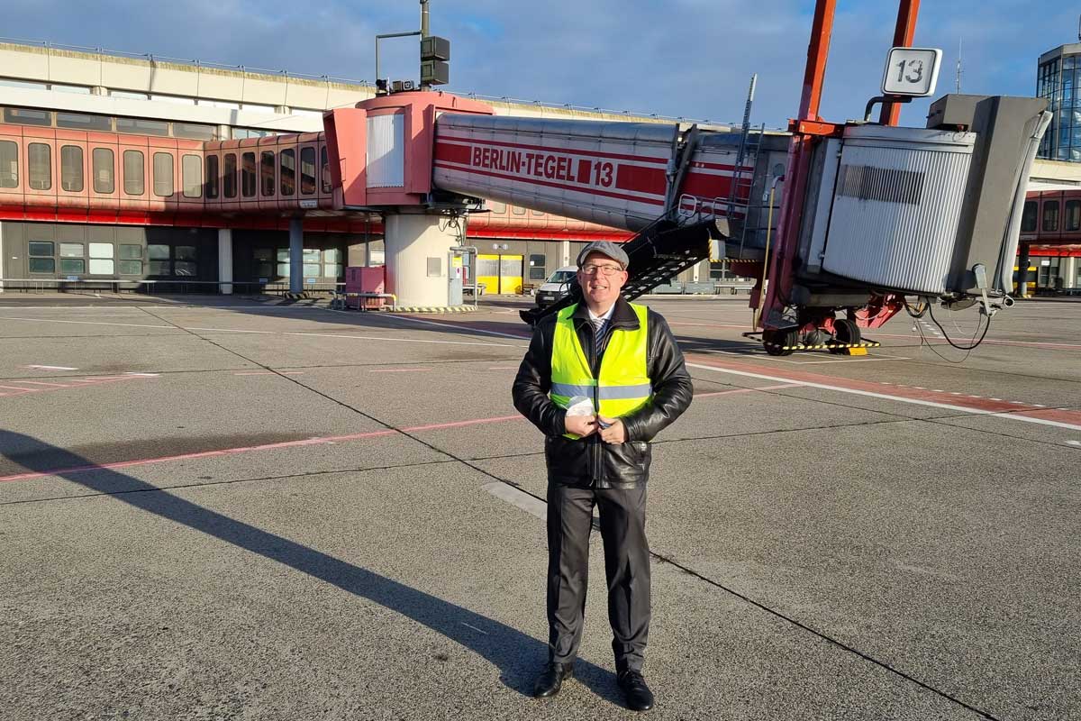 Prof. Dr. Wolfgang Kesseler, 1. Vizepräsident der BHT, vor dem Terminal-Gebäude