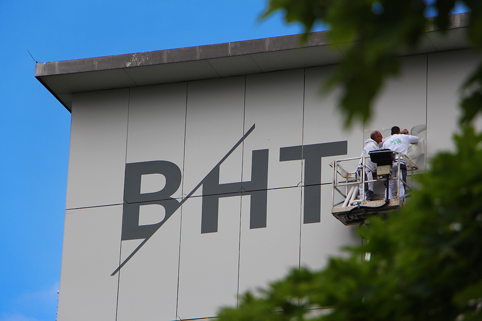Anstricharbeiten an der Südwest-Fassade von Haus Gauß der Berliner Hochschule für Technik (BHT)
