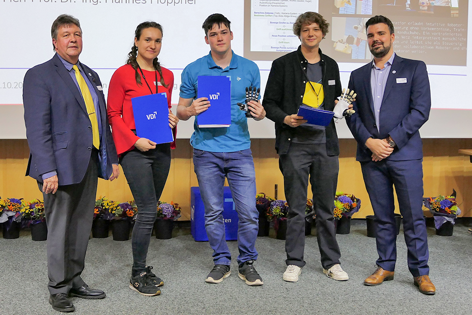 Die BHT-Studierenden (mittig, v.l.n.r.) Veronica Eirich, Joshua Göttlich und Leon Kollofrath halten ihre Auszeichnungen in den Händen. Neben ihnen stehen Peter Herger (l.) und Florian Huber vom VDI Bezirksverein Berlin-Brandenburg.