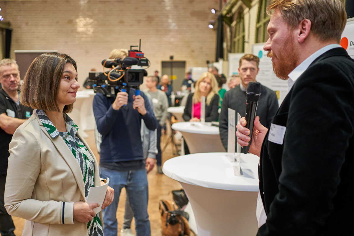 Moderatorin Prof. Dr. Yasmin Olteanu im Gespräch mit Prof. Dr. Hannes Höppner