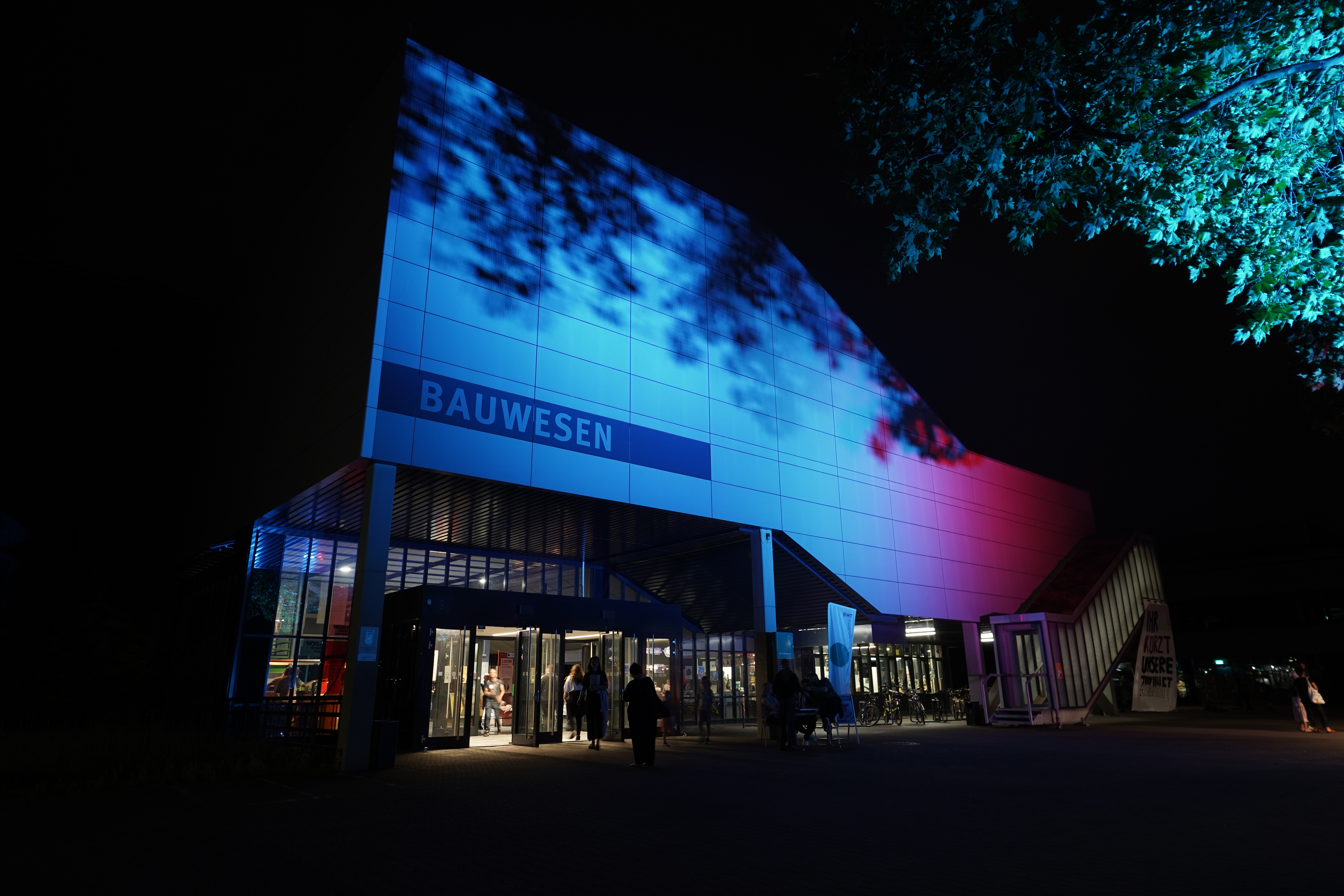 Haus Bauwesen der BHT im Dunkeln mit blau-roter Illumination