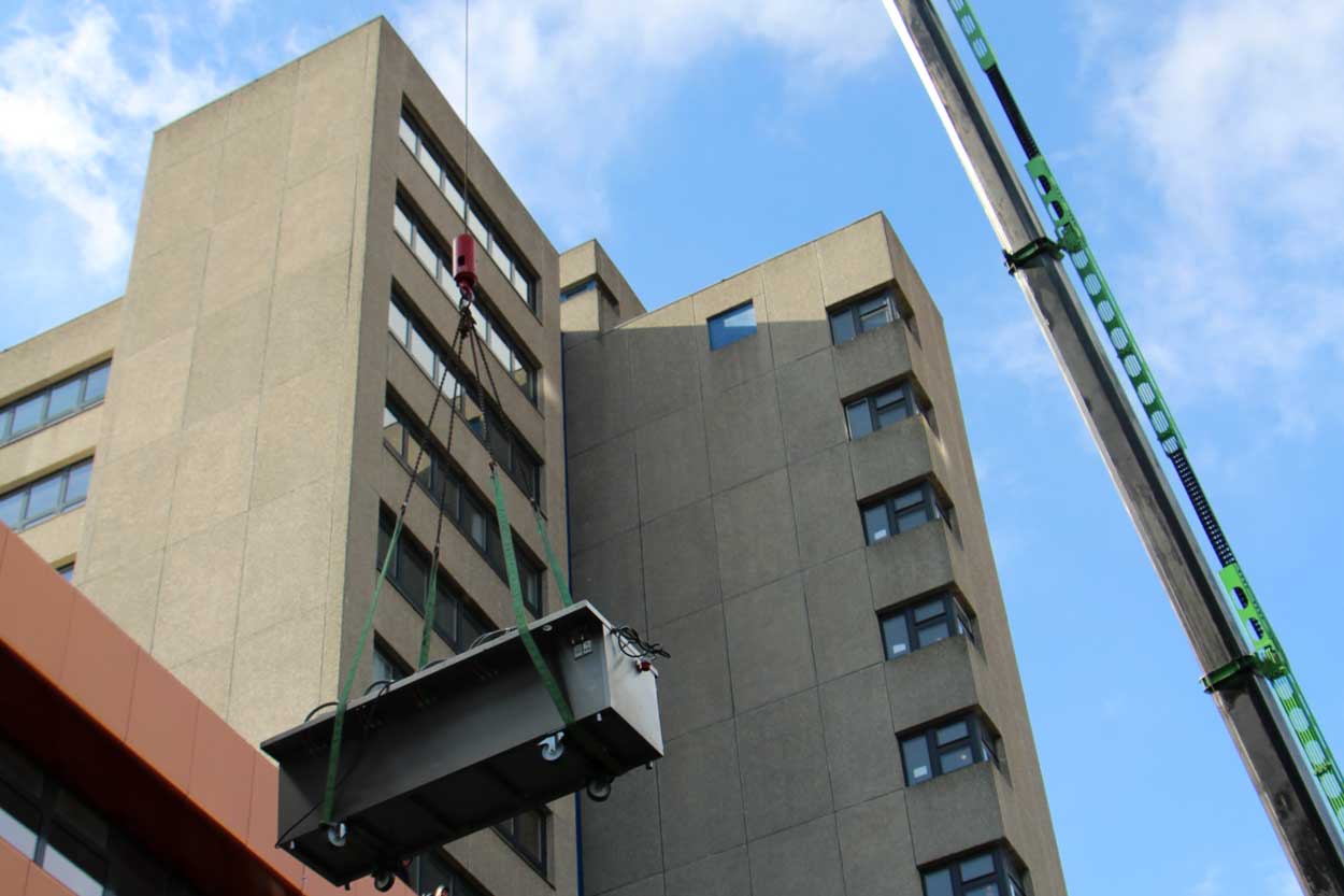 Kran vor Hochhaus