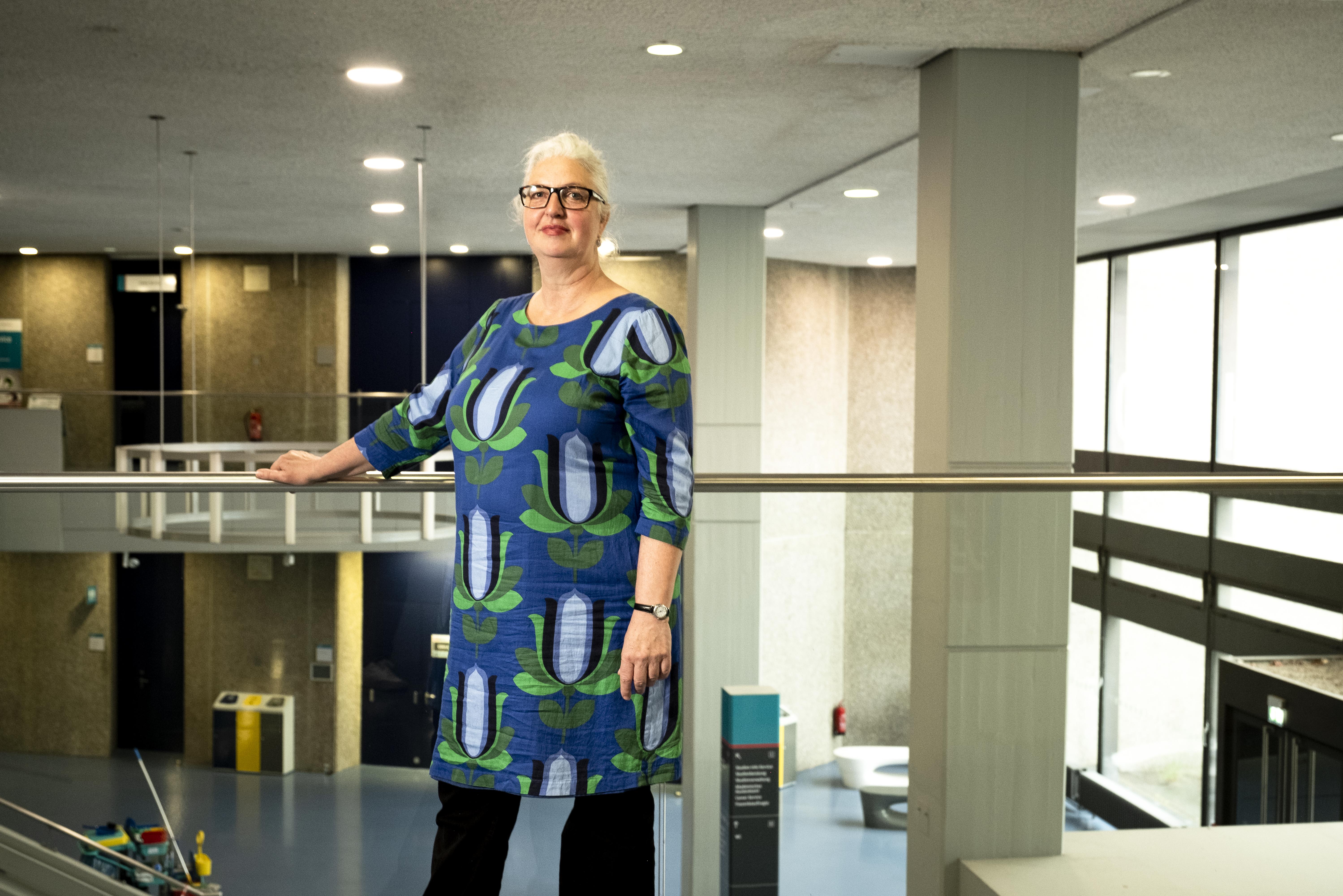 Susanne Plaumann im Foyer des Hauses Grashof der BHT