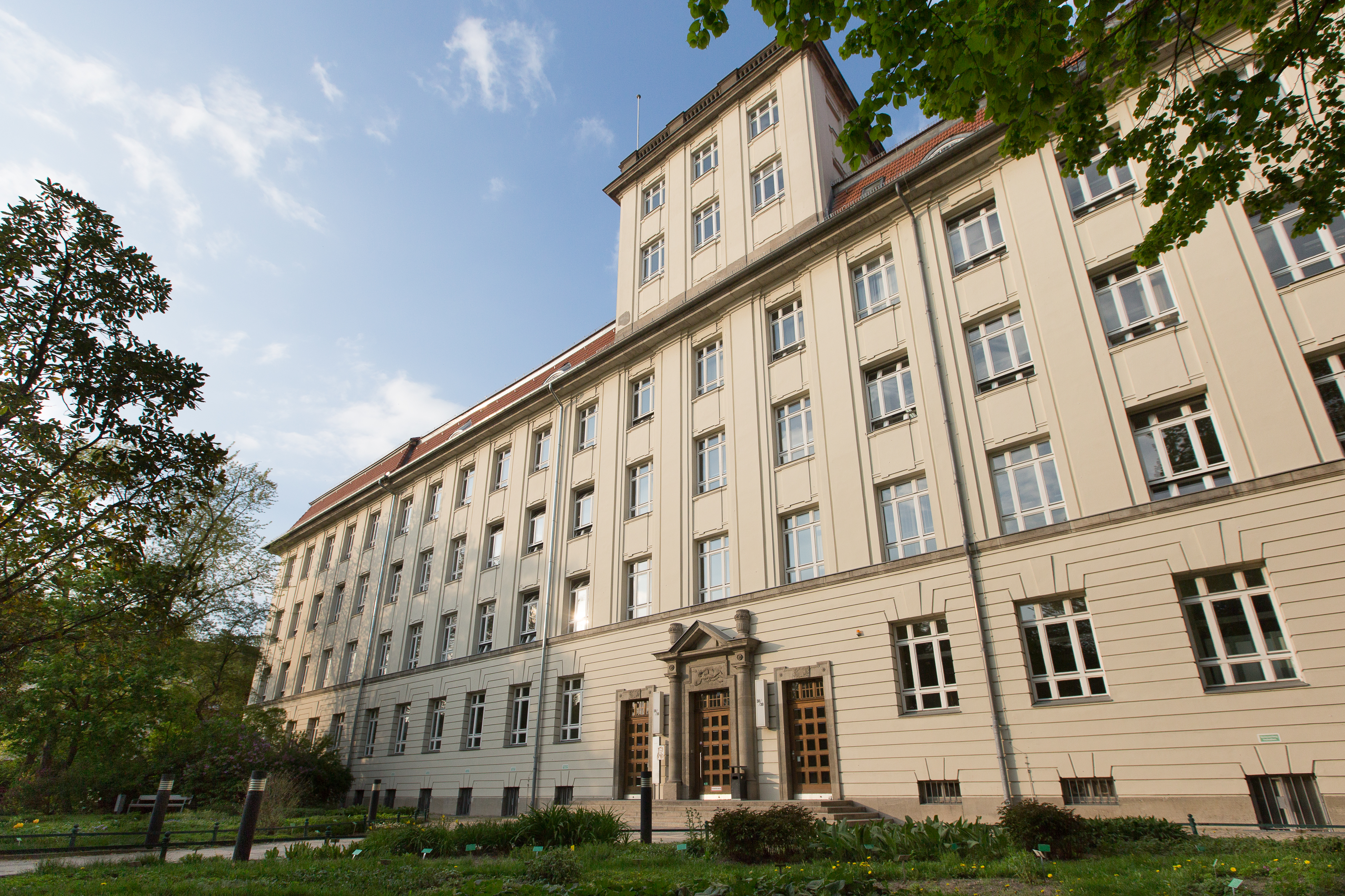 Ansicht der Fassade mit Haupteingang des Hauses Beuth der BHT