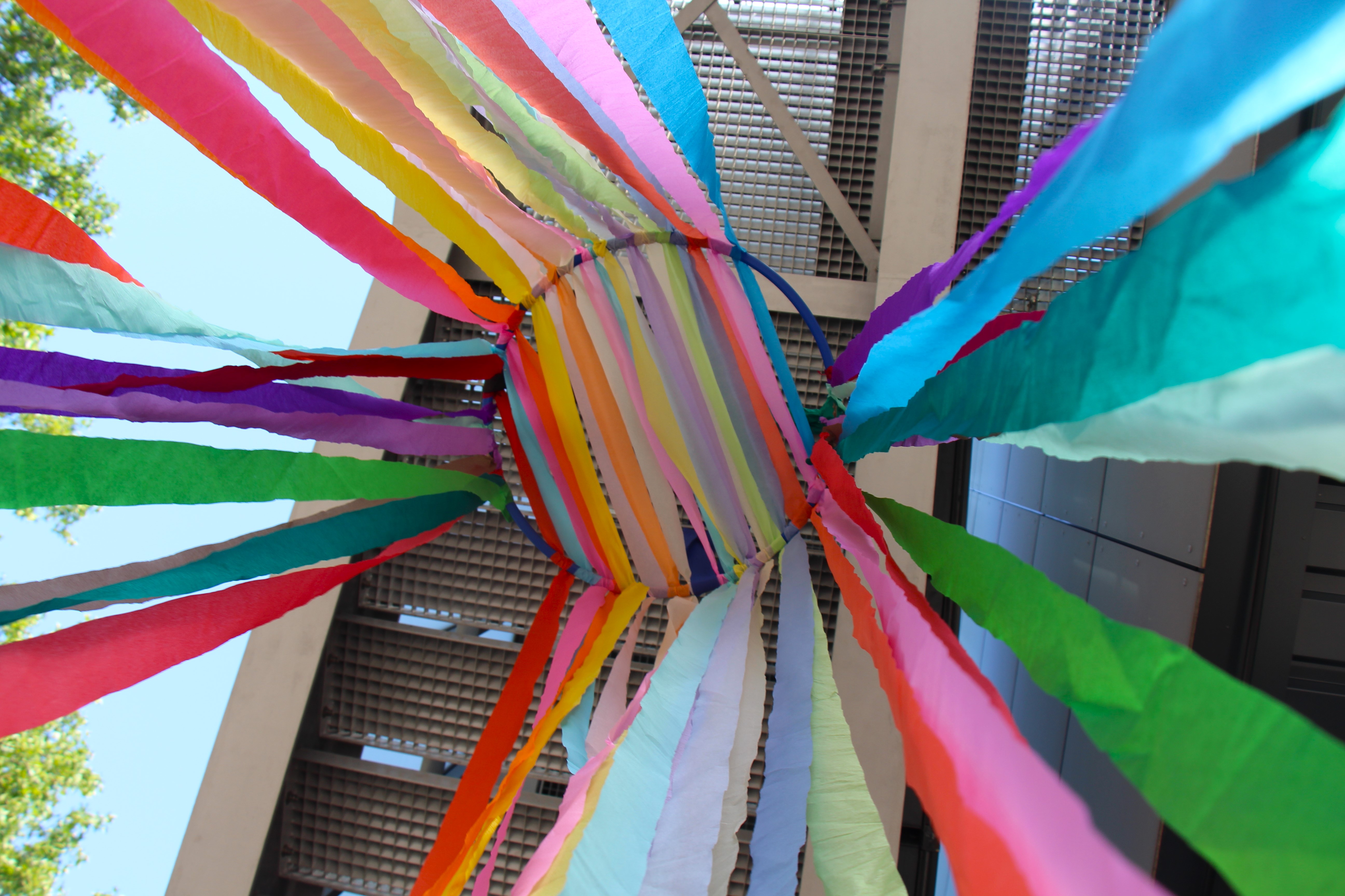 Bunte Krepp-Bänder hängen unter einer Außen-Treppe auf dem Campus