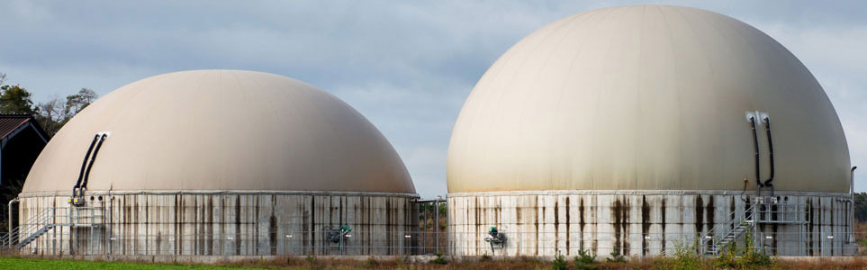 In Biogasanlagen wie diesen gären organische Abfälle. Dabei bilden sich Bakterien, die Methan produzieren. Ebenso entsteht CO₂.