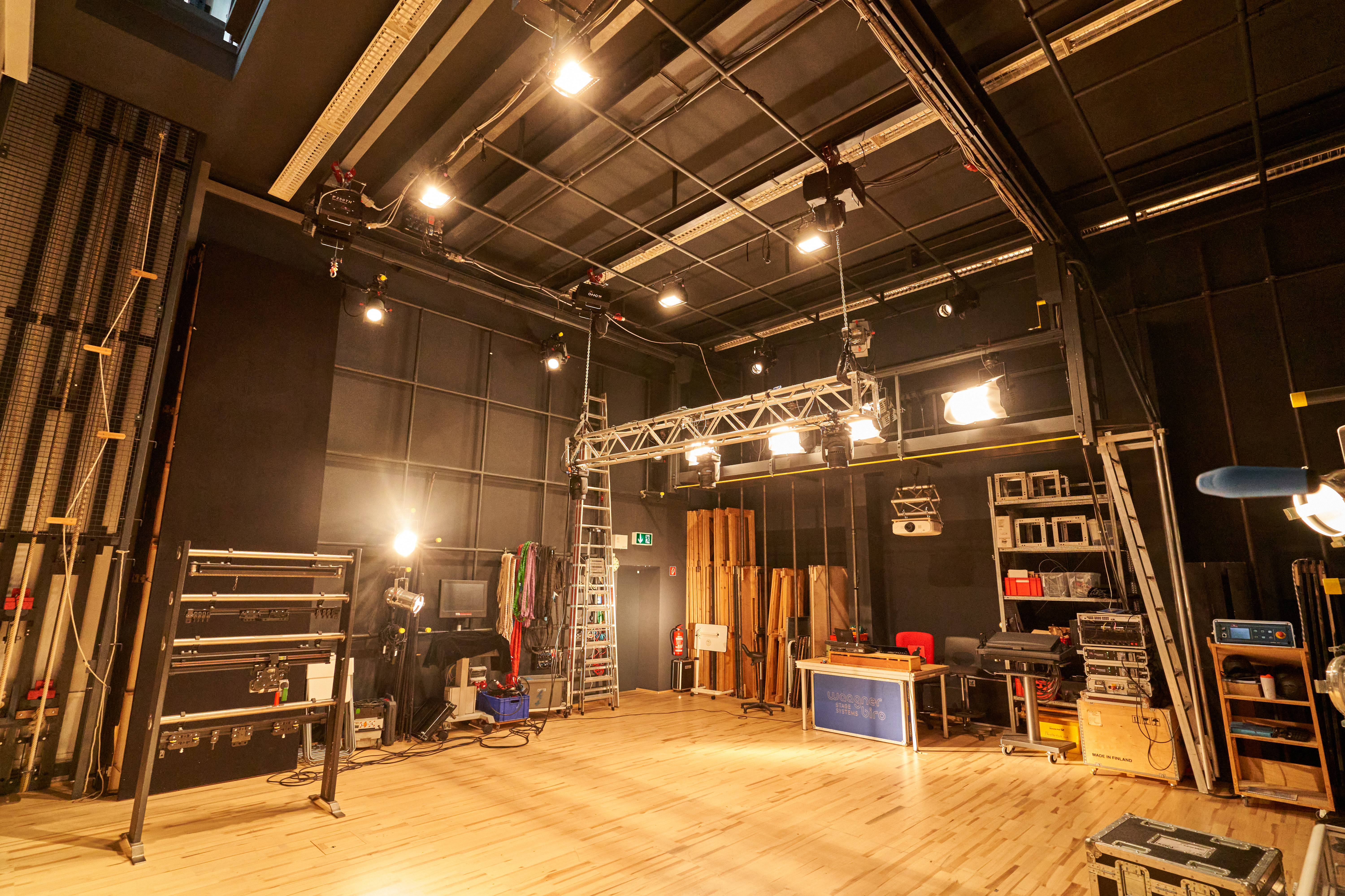 Blick in das Theaterstudio mit Licht- und Bühnentechnik