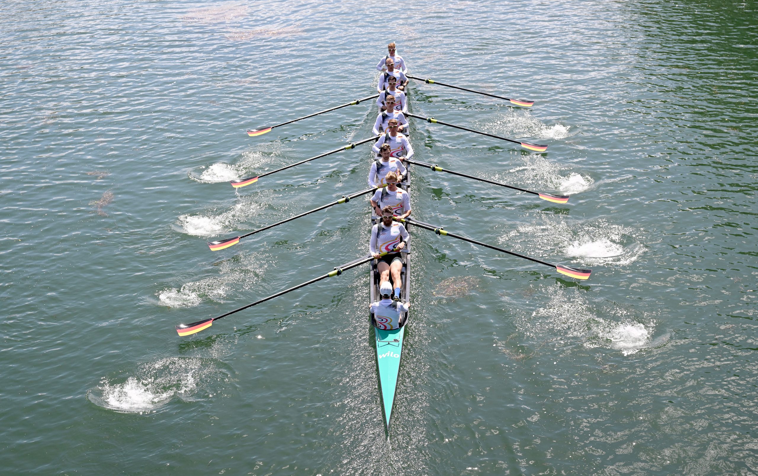 Luftaufnahme eines Achter-Ruderbootes im Wasser